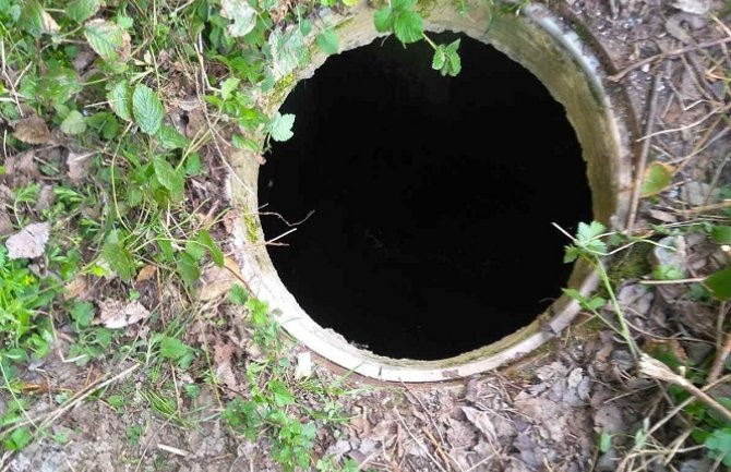 Danima cvilio iz šahte: Bjelopoljski vatrogasci nakon tri sata spasili psa (Foto)