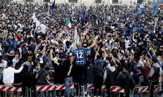 30.000 ljudi ispred Milanske katedrale slavilo pobjedu Intera,mjere prekršene(VIDEO)