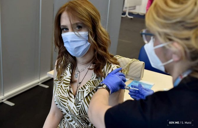 Bratić se vakcinisala protiv koronavirusa: Vjerujem da je imunizacija jedini način da pobijedimo koronu