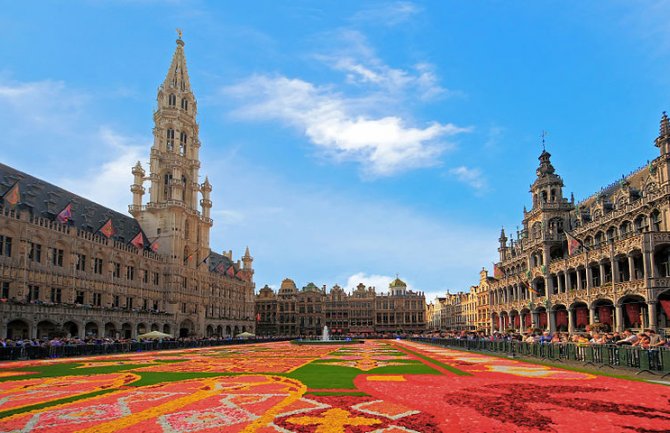 Za Dan Evrope biće napravljen prvi cvjetni tepih u Crnoj Gori od preko 40 000 sadnica, muzički spektakla Rok opera... 