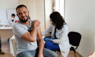 I na Koniku počela masovna vakcinacija uz pomoć Crvenog krsta CG (FOTO)