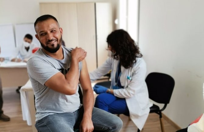 I na Koniku počela masovna vakcinacija uz pomoć Crvenog krsta CG (FOTO)