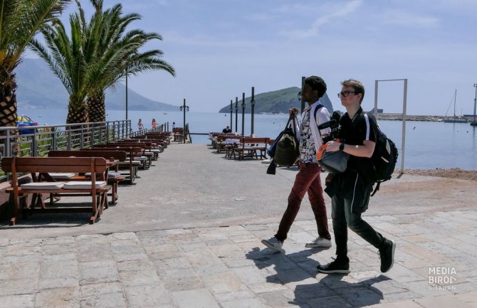 Djevojčica koja je pala sa trećeg sprata otpuštena iz bolnice; Otac: Desilo se čudo