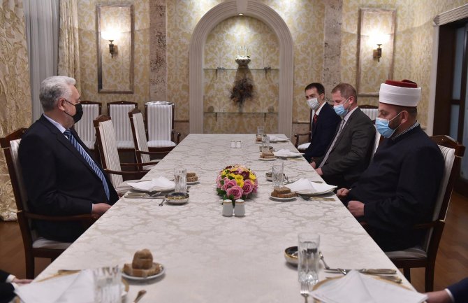 Krivokapić na iftaru sa reisom Fejzićem: Ramazan mjesec blagodati, mira i praštanja