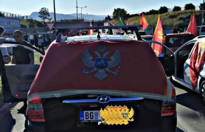 Održane patriotske auto-kolone i ove nedjelje, igrali kolo ispred Skupštine(VIDEO)