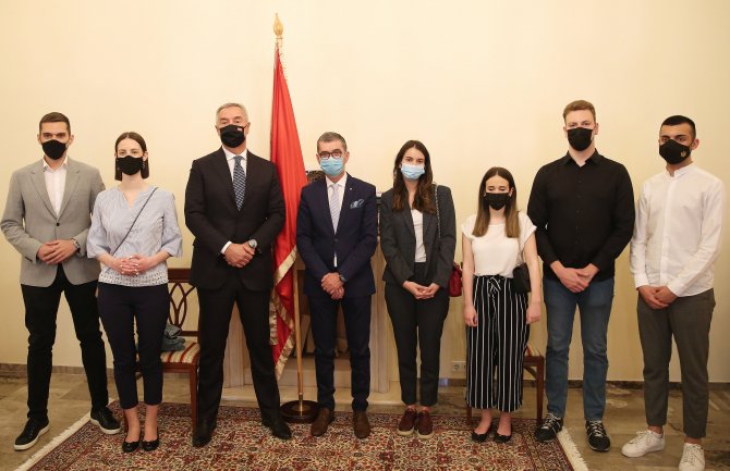 Đukanović Hrabri činjenica da mladi sve više prepoznaju pripadnost svojoj državi i njenom dobru, bez obzira na političku i bilo koju drugu opredijeljenost, 