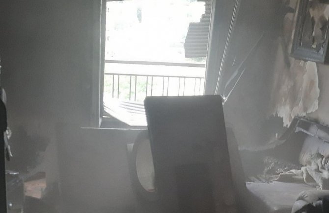 Vatrogasci evakuisali dvije osobe iz stana u kojem je izbio požar