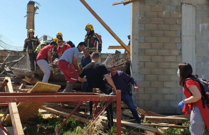 PG: Urušio se objekat, šest osoba izvučeno FOTO)