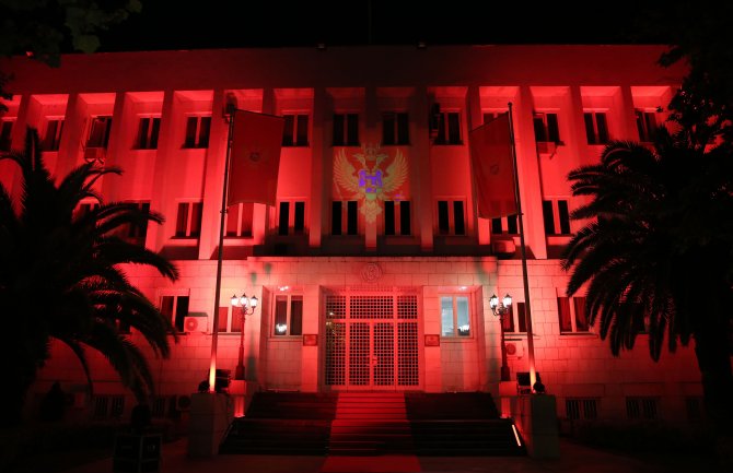 Zgrada Predsjednika Crne Gore u bojama crnogorske zastave(VIDEO)