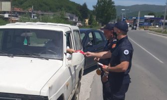 Pripadnici policije dijele brošure građanima o važnosti vakcinacije(FOTO)