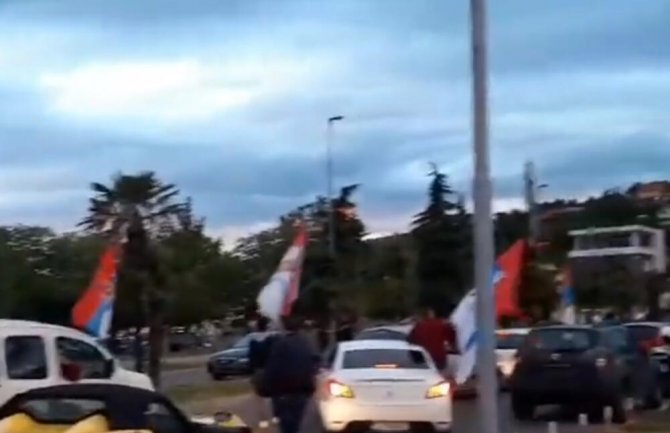 Građani se okupili sa zastavama,Saborni hram: Ne organizujemo doček, izabrani Mitropolit Joanikije trenutno nije u CG