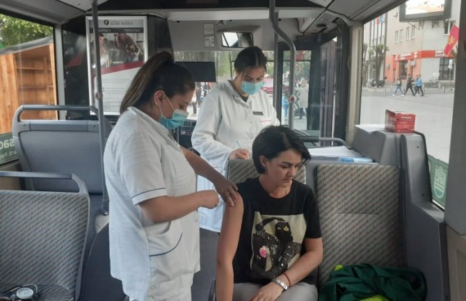 Vakcinalni autobus privukao pažnju Bjelopoljaca: Popodnevnu šetnju iskoristili za vakcinaciju