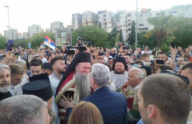 Vjernici dočekali mitropolita Joanikija, Krivokapić: Temeljni ugovor će biti potpisan(FOTO)