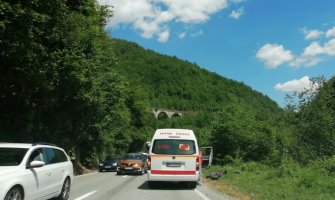 Udes na putu Mojkovac-Ribarevine, ima povrijeđenih(FOTO)