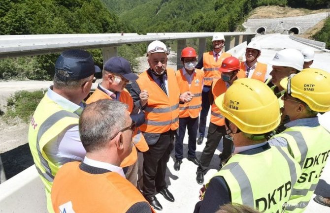 Krivokapić obišao autoput: Ako treba raditi i u tri smjene ali posao mora biti završen u roku