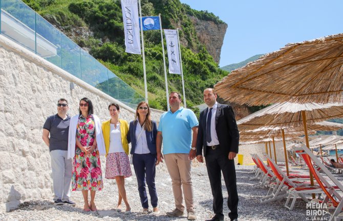 Podignuta Plava zastavica na plaži “Posejdon” na Jazu