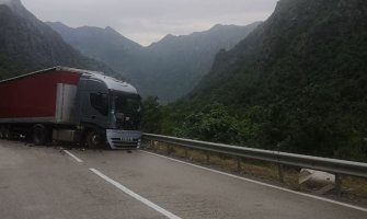 Sudar automobila i šlepera kod Dromire, jedna osoba povrijeđena