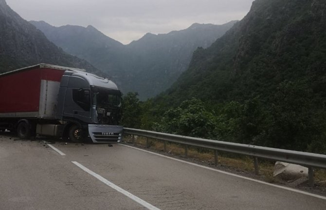 Sudar automobila i šlepera kod Dromire, jedna osoba povrijeđena