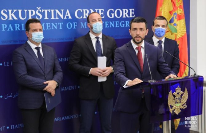 Poslanici DPS-a dolaze na Premijerski sat