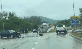 Udes kod Nikšića: Kombi se prevrnuo od udara, povrijeđene dvije osobe