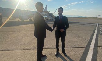Milatović otputovao za Beograd prvim komercijalnim letom: Vlada ispunila dato obećanje