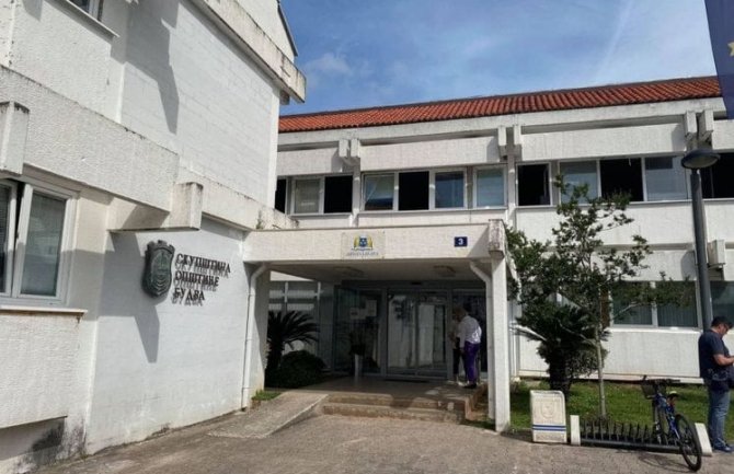 Ako imate pitanja o dozvolama za boravak i rad stranaca, o izdavanju ličnih karata, o državljanstvu službenici MUP-a odgovaraju u BD