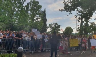Popović: Nijesmo mogli spriječiti izvršenje sudske presude; Veliki broj građana traže da se oslobodi otac i da mu se vrate djeca (Video)