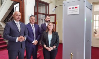  Ambasada SAD donirala Prijestonici metal-detektorska vrata