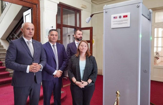  Ambasada SAD donirala Prijestonici metal-detektorska vrata