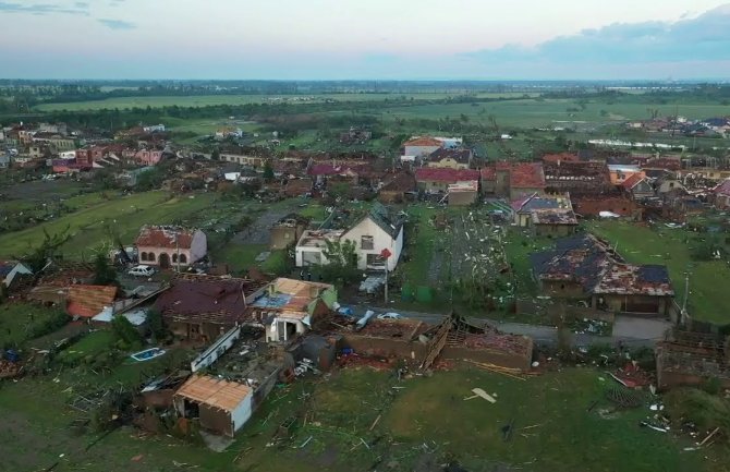 Haotični prizori nakon tornada u Češkoj, potvrđena smrt 5 osoba(VIDEO)