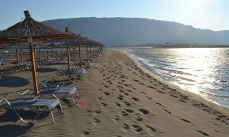 Novi incident na plaži u Albaniji, izgorjelo 60 ležaljki(VIDEO)