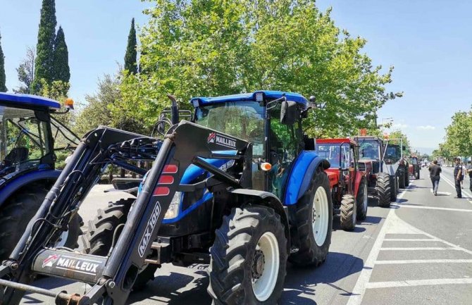 Poljoprivrednici stigli traktorima ispred Skupštine (FOTO)