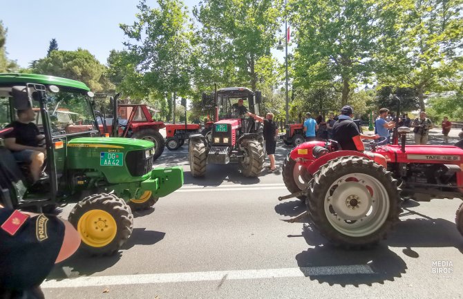 Poljoprivrednici će radikalizovati proteste ukoliko se ne sastanu sa Krivokapićem i Spajićem