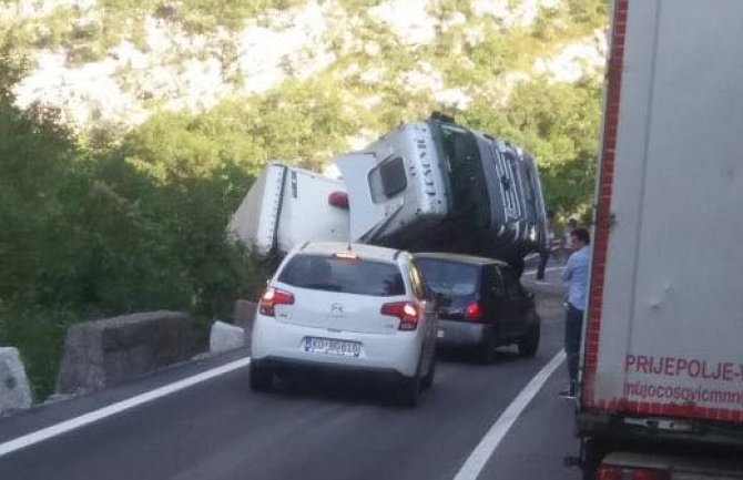 Na putu Podgorica-Kolašin iskliznuo šleper (FOTO)