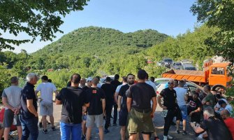 Građani blokirali put prema selu Donja Zaljut: Cucke crkve nijesu crkve Srbije