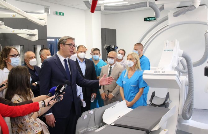 Vučić: Plašim se svih tih novih sojeva i da nam novi talas stiže već na ljeto