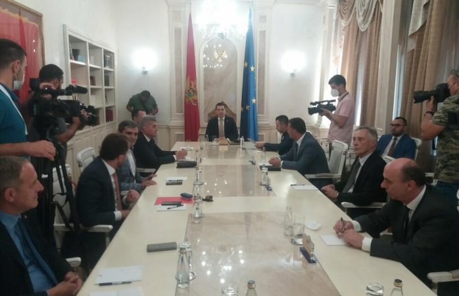 Počeo sastanak parlamentarnih partija u Skupštini: Predstavnici DF-a odbili da dođu, prioritet rješavanje krize u parlamentarnoj većini