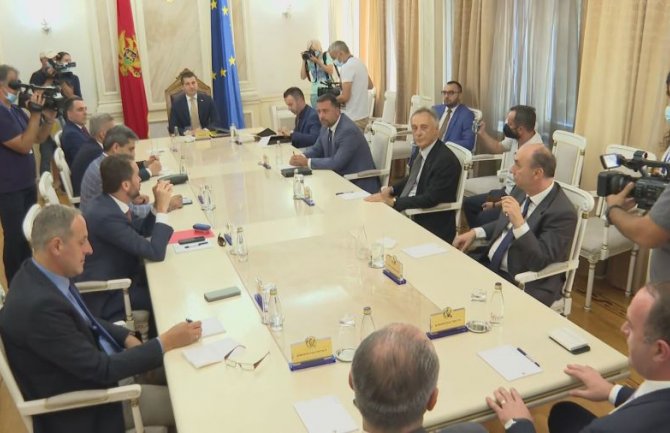 Dijalog će nastaviti u avgustu, Demokrate za rekonstrukciju Vlade sa istim premijerom