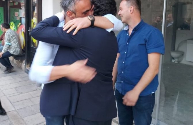 Abazović prošetao Sarajevom, građani ga srdačno pozdravljali i grlili(FOTO)