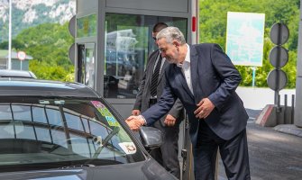 Krivokapić dočekao turiste u Dobrakovu: Crna Gora otvorena za sve, spremna da pokaže svoju gostoljubivost