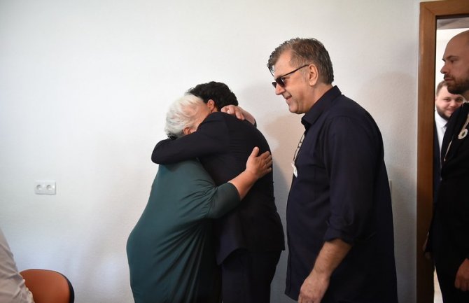 Abazović stigao u Potočare, ugostila ga Majka Munira Subašić