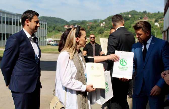 Potočari: Delegacija Crne Gore predala primjerak usvojene Rezolucije o Srebrenici