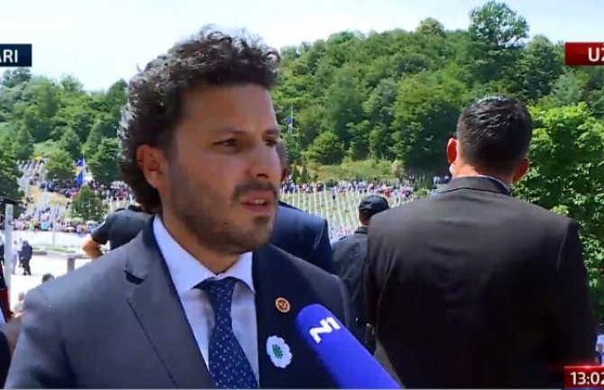 Abazović: Nadam se da će se spuštanjem tabuta simbolično sahraniti mržnja