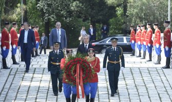 Đukanović položio vijenac na spomenik Partizanu borcu na Gorici(VIDEO)