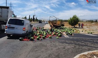 Udes na bulevaru, povrijeđena jedna osoba, lubenice završile na putu