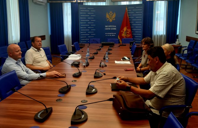 SNP: Izglasati potrebne izmjene zakona kako bi nastavnici imali ravnopravan tretman