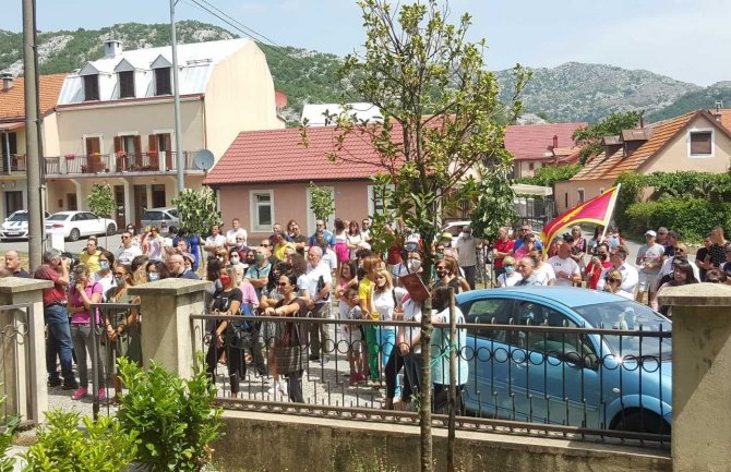 Cetinjani na protestu protiv Bratićke: Imenovani vršioci dužnosti direktora da odbace rješenja koje su primili