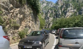 Gostun: Prelaz zakrčen turistima, vozači iz bunta trube na 45 stepeni 