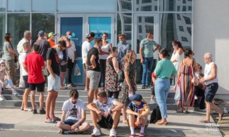 Građani u redovima čekaju na vakcinaciju Fajzerom