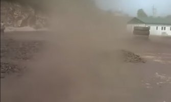 Jak vjetar obara stabla u Pljevljima, ugljena prašina zasipa naselja